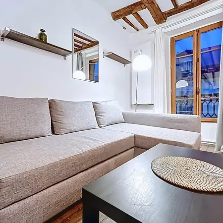 Appartement Charming 2room Flat Near Buttes-chaumont Parijs