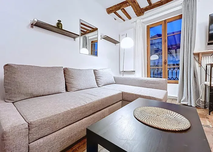 Appartement Charming 2room Flat Near Buttes-chaumont Parijs